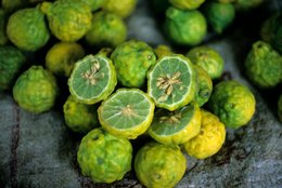 Citrus;-Combava;-Comoros-Archipelago;-France;-Fruit;-Indian-Ocean;-Kaleidos;-Kaleidos-images;-La-parole-à-limage;-Laurent-Abad;-Mayotte;-Rind;-Stories-Pictures